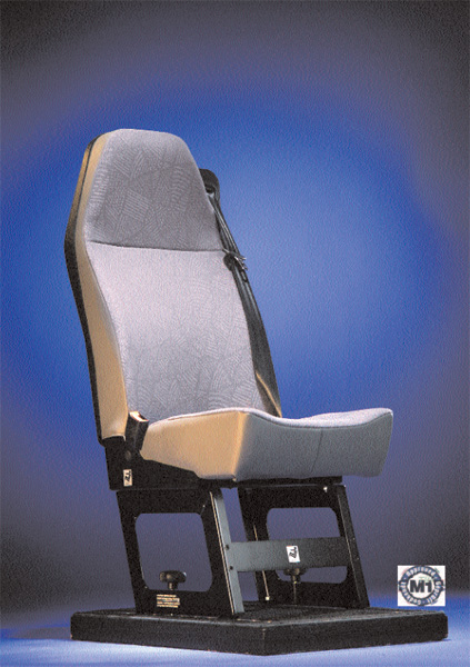 M1 Sitz mit starrer Rückenlehne und 3 Punkt Gurt mit integrierter Kopfstütze