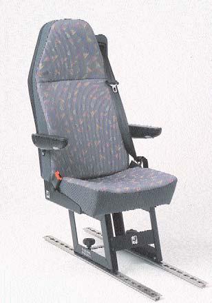 M1 Sitz mit starrer Rückenlehne und 3 Punkt Gurt mit integrierter Kopfstütze