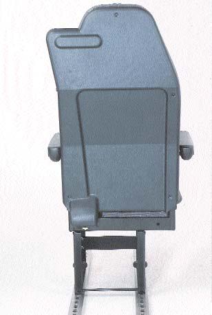 M1 Sitz mit starrer Rückenlehne und 3 Punkt Gurt mit integrierter Kopfstütze