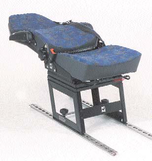 M1 Sitz mit verstellbarer Rückenlehne und 3 Punkt Gurt mit integrierter Kopfstütze